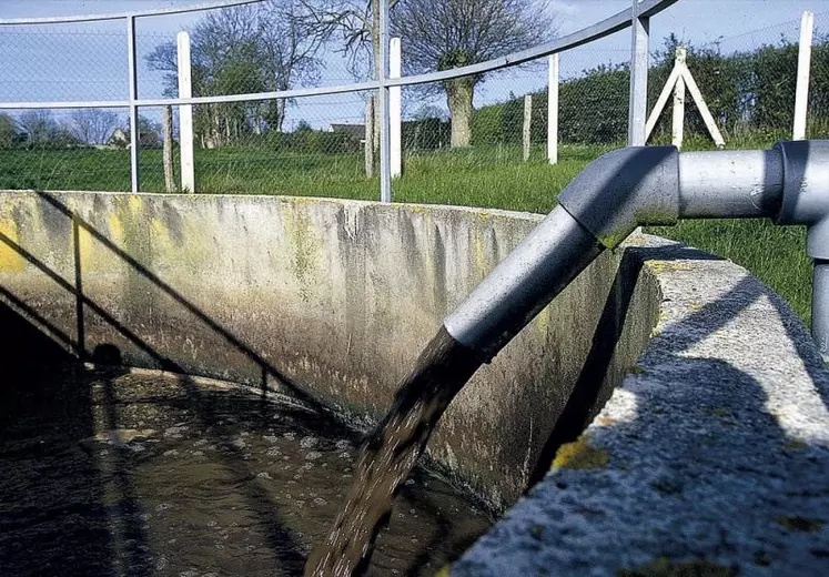 Pour faire face aux périodes de sécheresse récurrentes et limiter les prélèvements d'eau, la France a décidé d'encourager le développement de la réutilisation des eaux usées traitées (Reut), notamment pour l'irrigation des cultures.