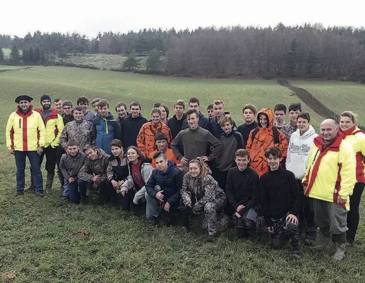 L'équipe de jeunes qui a réalisé les travaux.