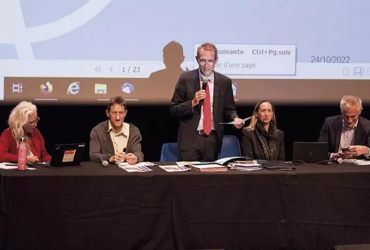 Lundi 24 octobre, dans les locaux de la Genette verte à Florac, étaient conviés les maires de tout le département pour participer, en présence du préfet de Lozère Philippe Castanet, à une réunion sur les problématiques de risques majeurs en Lozère et les actions à mettre en place lors d'épisodes de forte intensité.