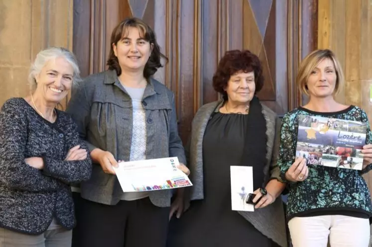 De gauche à droite : Michèle Manoa, conseillère départementale ; Sophie Pantel, présidente du conseil départemental ; Josiane Dulac, présidente de l’Amac et Patricia Brémond, conseillère départementale. Elles se rendront à Milan avec les artistes de l’Amac.