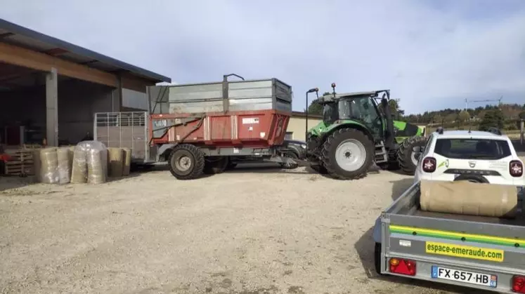 Vendredi 29 octobre, l’association Copage a accueilli les agriculteurs venus chercher leurs rouleaux de paillage pour la plantation de haies.