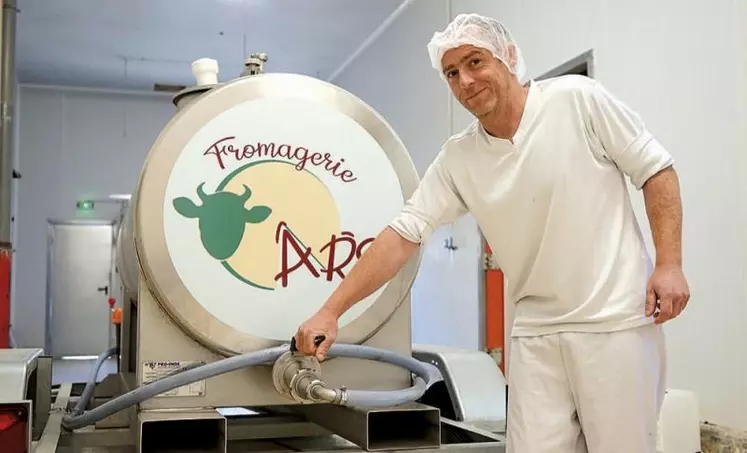 Abandonnée depuis 20 ans, la laiterie de Chambon-le-Château produit à nouveau du fromage grâce à Jonathan Ars, ancien salarié d'une fromagerie qui a décidé de fonder son propre commerce.