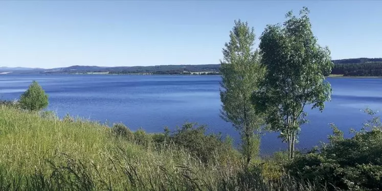 Issu d'une mémoire conflictuelle, le réservoir de Naussac est le plus important de Lozère et sert en aval pour l'irrigation et les centrales nucléaires. Mais, sur le territoire, quarante ans après sa construction, les retombées restent mesurées.