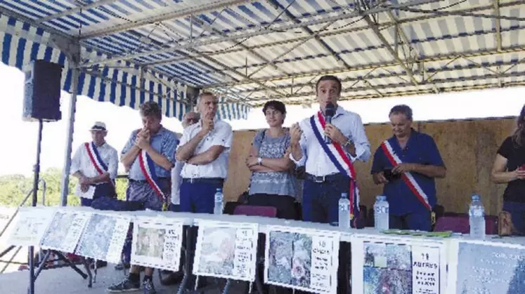 Les élus locaux, dont Arnaud Viala, député de la 3e circonscription de l’Aveyron, Jean-Claude Luche, sénateur de l’Aveyron, Sophie Pantel, présidente du conseil départemental de Lozère, Christophe Laborie, conseiller départemental de l’Aveyron et de nombreux maires d’Aveyron et de Lozère, sont venus apporter leur soutien aux éleveurs samedi 5 août dernier.