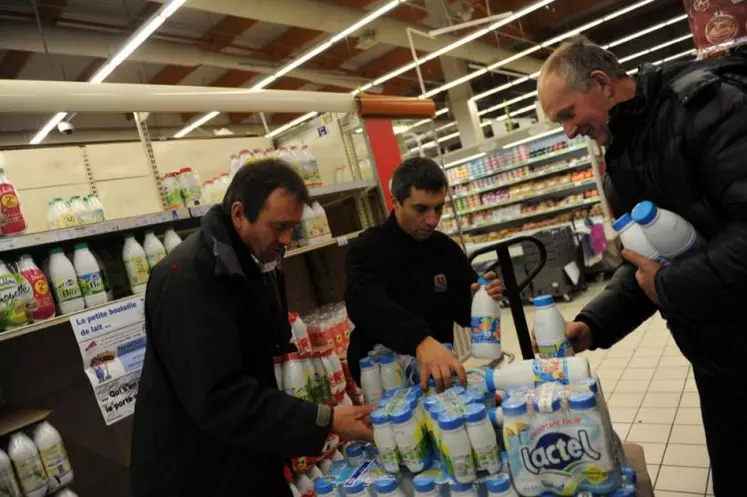 A l'hyper U, Mende, on vide les étagères du lait Lactalis.