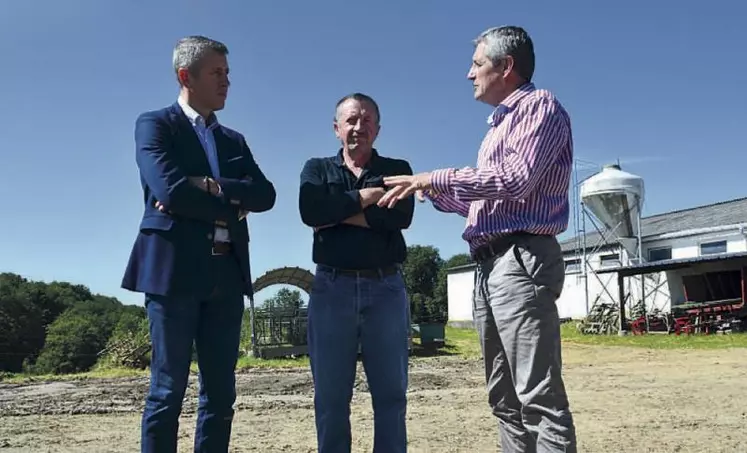 De gauche à droite : Michel Biero, gérant de Lidl France, Joël Amadon, producteur adhérent à l’APLM et Dominique Barrau, président de l’APLM à l’occasion de la visite du Gaec des Trois Chênes à Pontaumur (63).