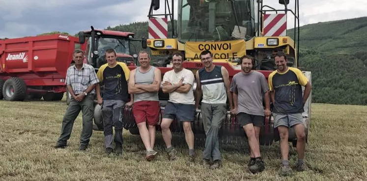 Voisins venus aider et employés de la Cuma, en tout, ils étaient sept pour procéder à la récolte de l’herbe sur les terres de Vincent Gély (à droite sur la photo).