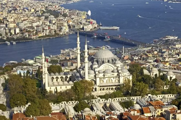 La Mosquée De Soliman Le Magnifique qui surplombe le bosphore est considérée comme la plus belle des mosquées impériales de la Turquie.