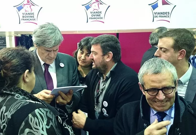 Rencontre entre la délégation Lozérienne et le ministre Stéphane Le Foll au salon de l'agriculture à Paris.