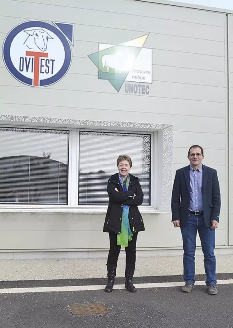 Le président, Frédérik Lacombe et la directrice, Béatrice Giral Viala, devant les nouveaux locaux.