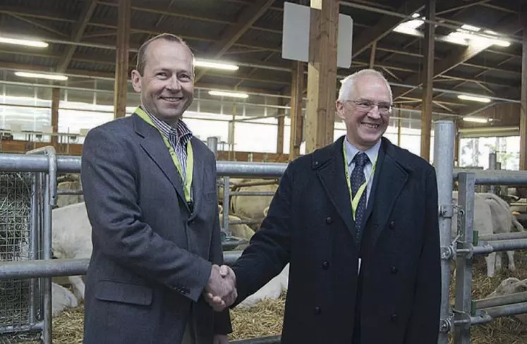 Lucius Tamm, vice-directeur du FiBL et Christian Huyghe, directeur scientifique adjoint à l’agriculture de l’Inra ont signé le rapprochement de leurs instituts.