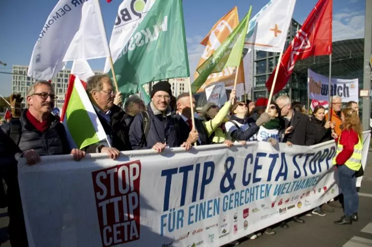 Au mois d’octobre dernier, des manifestations ont eu lieu partout en Europe contre le traité de libre-échange, dont l’agriculture européenne ne sort pour l’instant pas gagnante.
