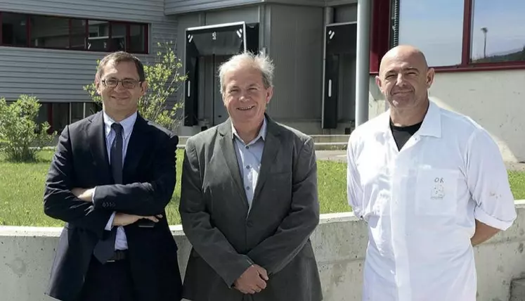 De gauche à droite, Pierre Morel-à-l'Huissier, député de Lozère ; Robert Aigoin président de la SEML du Gévaudan et Olivier Racaud, le directeur.