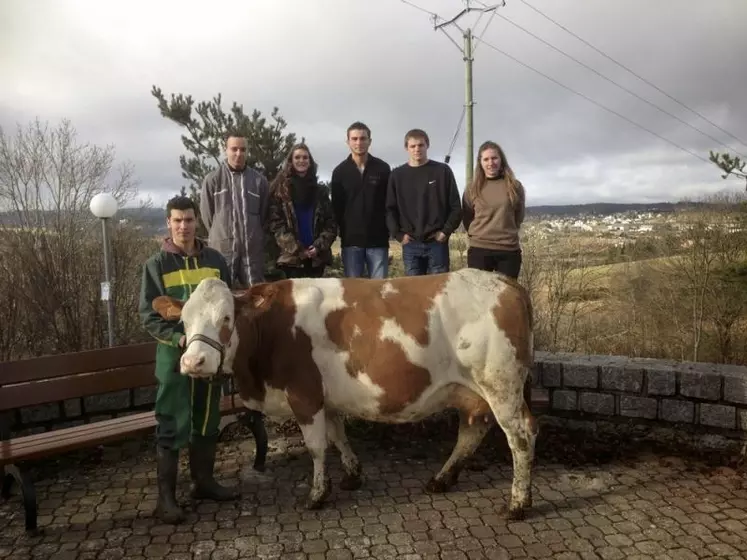 Thibault, Clément, Laurie, Bastien, Nathan et Malaurie (et la vache Florida, rebaptisée Marguerite pour l’occasion) représenteront le lycée François-Rabelais au TNLA.