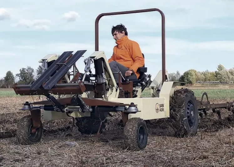 Alexandre Prévault-Osmani sur son tracteur électrique Alpo à l’occasion d’une démonstration en plein champ.