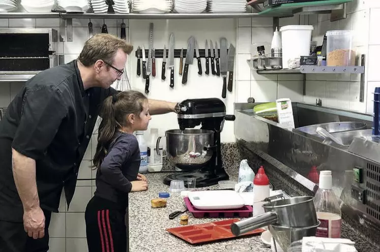 Clémence Boissier écoute attentivement les recommandations du chef Gérard Dugard pour pouvoir, dimanche prochain, faire le dessert elle-même.