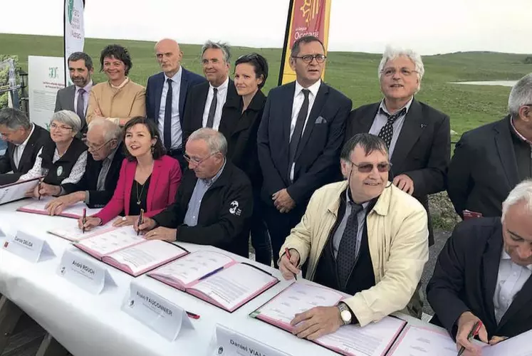 Les élus signant vendredi dernier la convention pour l’obtention du label PNR Aubrac.