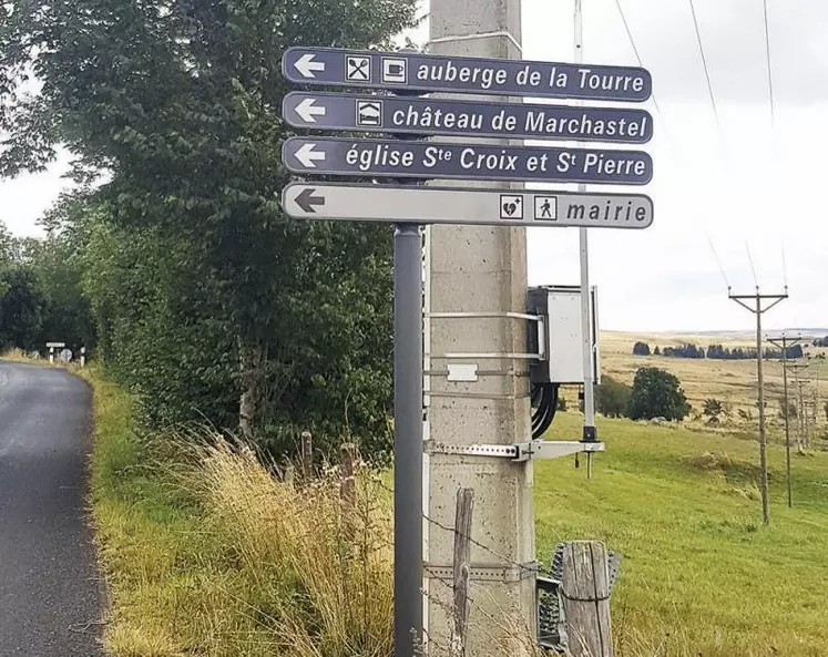 Cet été, dix chantiers d’installation de panneaux de signalétique locale se sont terminés pour dix communes de l’Aubrac, du Cantal, de la Lozère et de l’Aveyron. Un travail de longue haleine pour les communes concernées.