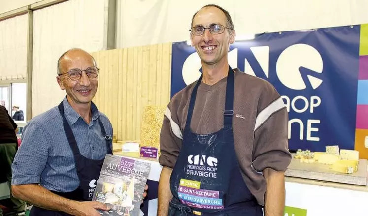 Philippe Lorrain et Sébastien Nigon (producteur de lait à Ambert et président du Sifam) avec la brochure tout juste éditée.