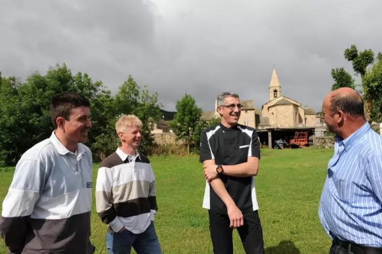 Bruno Flouret, Benoît Régis, Stéphan Massador (maire de Cubières) et Hervé Folcher devant le village.