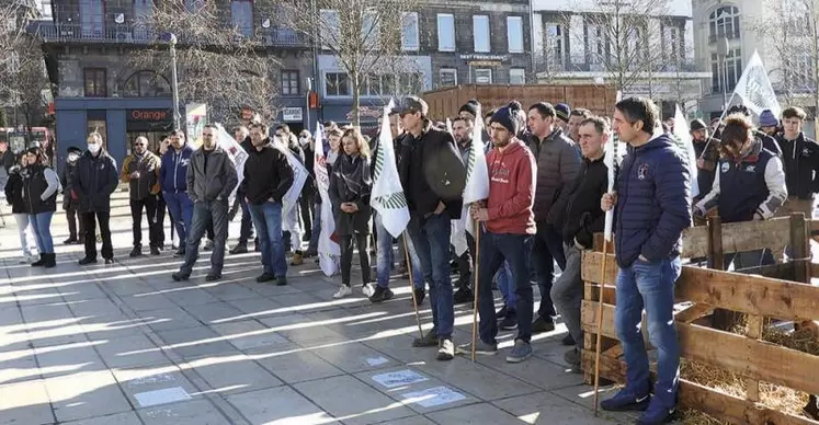 Le 26 janvier, à l'appel de la FRSEA Auvergne Rhône-Alpes, la mobilisation s'est organisée à Clermont-Ferrand en soutien aux producteurs de Coopal dont les contrats de productions sont bafoués par leur opérateur Terra lacta.