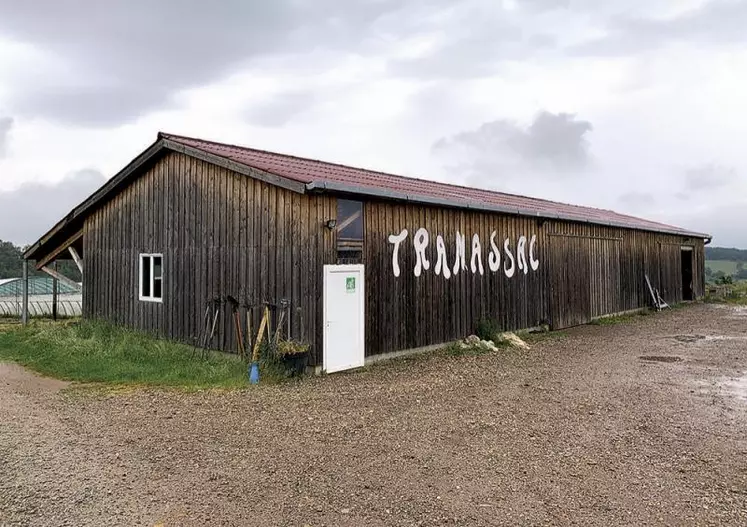 La construction du bâtiment de 300 m² du Gaec Tramassac (Loire) et de son auvent ont représenté un coût total de 100 000 EUR. Les associées ont reçu 20 000 EUR d'aides de la région et de l'Union européenne.