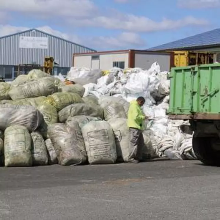 Afin de recycler les plastiques des exploitations agricoles, 27 points de collecte sont prêts à accueillir les plastiques sur l'ensemble du département.