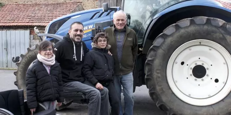 Gaëtan Arnaud est agriculteur, producteur de céréales et d'herbe, à Espalem, mais aussi sportif au sein du Club des Aigles du Velay au Puy-en-Velay. Il partage son temps entre son exploitation et le Basket-Fauteuil.