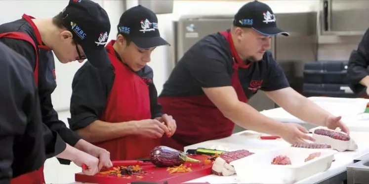 Christophe Ip Yan Fat, membre de l'équipe de France de boucherie et Meilleur ouvrier de France 2023 a passé une journée avec les élèves du CFA de Mende pour transmettre savoir-faire et passion.