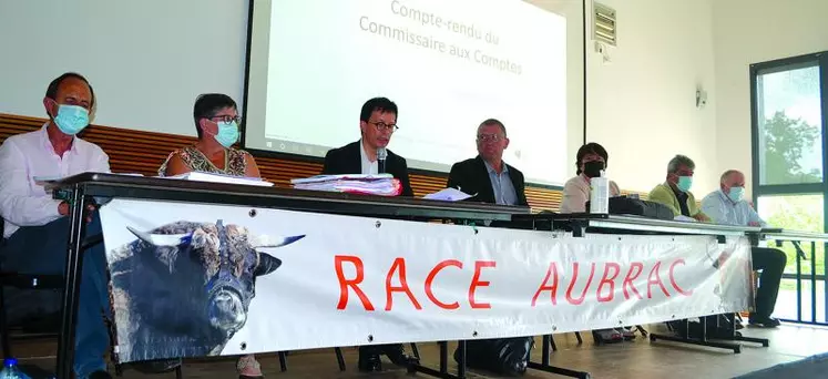 Christine Sahuet pour le Conseil régional Occitanie et Christian Naudan pour le Conseil départemental Aveyron ont assisté à l'assemblée générale de l'Union Aubrac présidée par Yves Chassany.