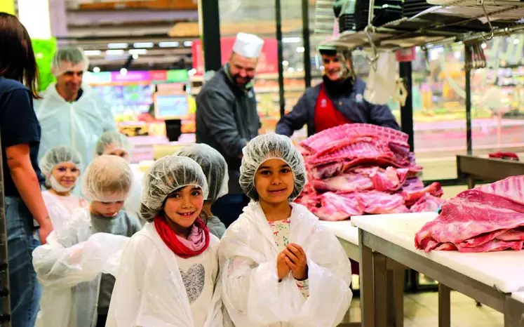 Lundi 15 mai, huit classes de trois écoles primaires mendoises ont pu visiter le laboratoire d’Hyper U, la cuisine du lycée Chaptal et différentes exploitations agricoles dans le cadre de Made in viande.