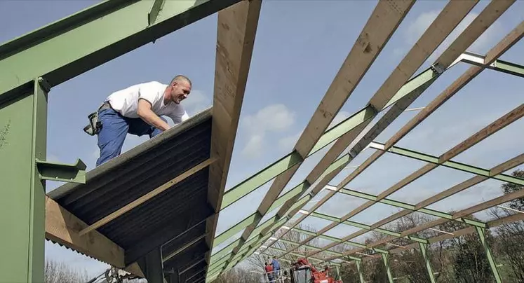 Dans le secteur agricole, les chutes de hauteur représentent 4 000 accidents du travail par an avec des conséquences plus ou moins graves. 40 % des accidents du travail mortels sont dus à une chute de toit.