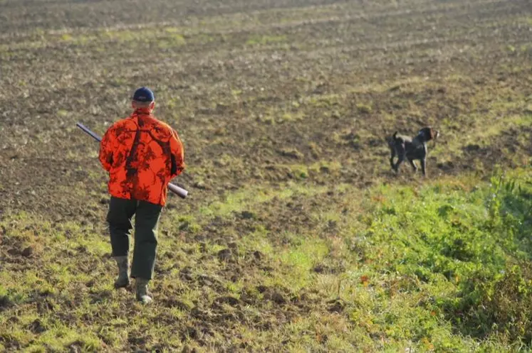 Port obligatoire d’une tenue vestimentaire orange fluo pour la chasse.