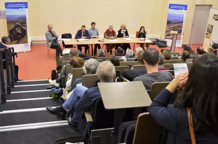 Cette journée était l’occasion de rassembler tous les acteurs qui agissent pour les Causses et les Cévennes sans se croiser : éleveurs, élus de l’Entente, techniciens, services de l’État…