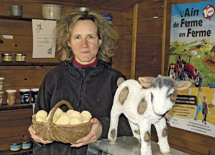 Émilie Creuze, de la ferme Fantazy à Domsure (Ain). Pour la commercialisation des fromages de chèvre, le couple d’éleveurs a opté pour l’aménagement d’un chalet en bois qui communique directement avec le laboratoire.