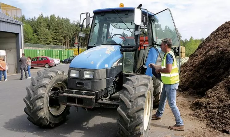 Depuis 2014, la MSA s'associe avec l'opération de collecte des plastiques agricoles, menée par le Copage, pour conduire des ateliers de prévention en santé et sécurité au travail. Sans oublier une révision des tracteurs. Reportage à Saint-Chély-d'Apcher.