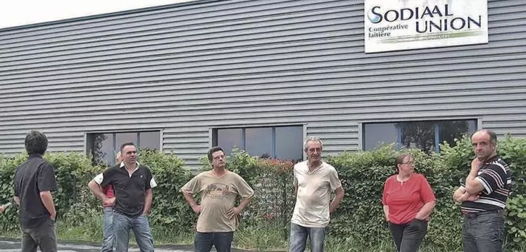 Dans l’Aveyron, un groupe de producteurs de lait de vache s’est réuni mardi 13 juin, devant le site de Sodiaal Union à Manhac. Le groupe emmené par Michaël Chavatte, président de la section bovin lait à la FDSEA du département et de la FRPL Sud-Ouest, a dressé une large bâche noire sur la haie extérieure du site administratif de Sodiaal avec le texte suivant : «Sodiaal, montre l’exemple, remonte le prix de ton lait !».