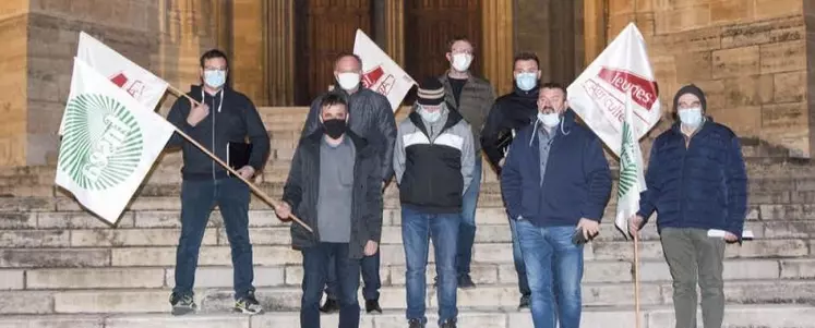 Mardi 9 mars, la FDSEA et les JA lozériens ont organisé une rencontre avec la préfète Valérie Hatsch pour parler de la situation difficile des agriculteurs. Une discussion en soutien à l’appel à manifester lancé par la FRSEA et les JA d’Auvergne Rhône-Alpes, Interbev et la FNB.