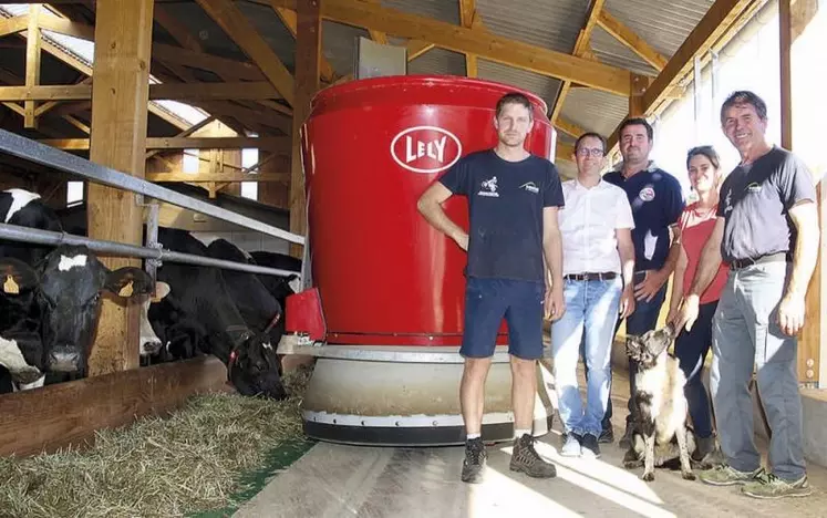 Près de la mélangeuse-distributrice autonome, les éleveurs Yohan et Maxime Prat autour de David Puech et Pierre Chauvet (Centraliment-Altitude) et d'Aurélia Boyer (Lely).