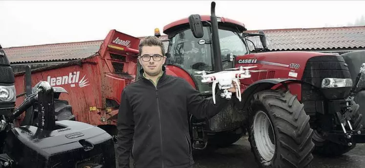 Arthur Bérard avec son drone dans la cour du Gaec au Beau Fix.