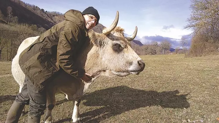 Bastien Rouchès avec la vache Élisabeth, une nouvelle voie et une nouvelle vie.