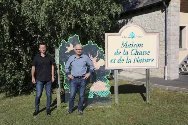 Arnaud Julien et André Thérond, directeur et président de la Fédération départementale des chasseurs.