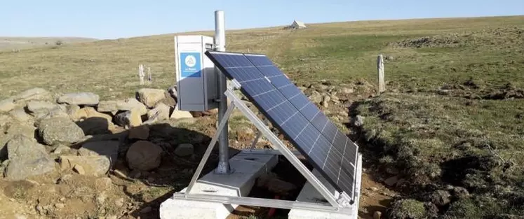L’alimentation de points d’abreuvement d’eau grâce à une pompe solaire constitue une réelle alternative quand le gravitaire est impossible.