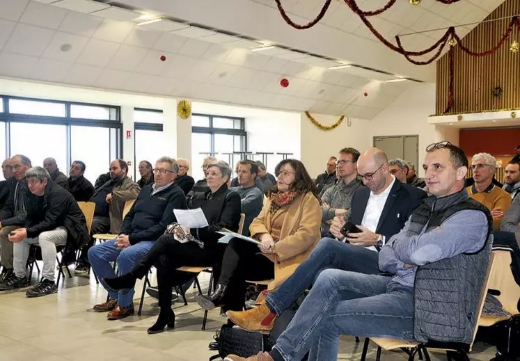 Au premier plan, une partie des membres du conseil d'administration dont le président (à droite sur la photo), Laurent Ferrier.