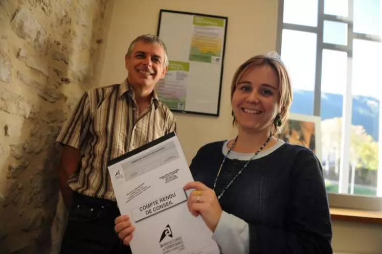 Yves Prouhèze, responsable à la chambre d'agriculture de Lozère de la démarche qualité et service, et Nelly Girma, assistante qualité.