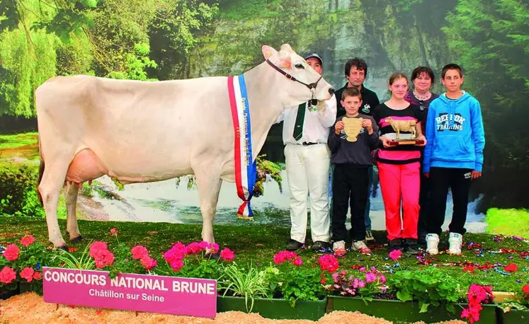 Carpate du Gaec de Fraissinet remporte le prix de grande championne nationale.