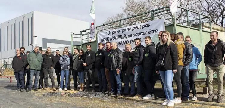 Durant trois jours et deux nuits, du 23 au 25 février, les syndicats FRSEA et JA Aura ont bloqué la plateforme logistique de Carrefour à Saint-Vulbas (Ain). Le même type d'opération a eu lieu dans le département de l'Allier où une cinquantaine de personnes ont manifesté devant la centrale d'approvisionnement de vingt hypermarchés E. Leclerc.