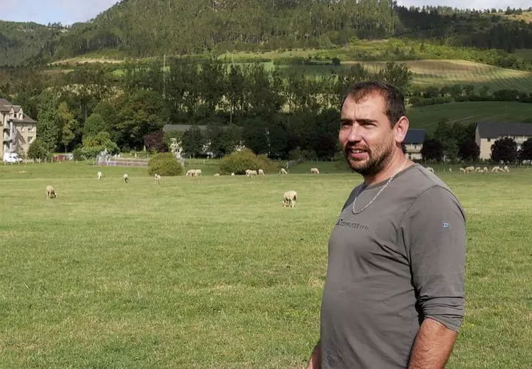 Deux ans après son installation, cet agriculteur de 32 ans participe pour la première fois au concours Qualiviande, en présentant un lot (brebis et agneaux) de son exploitation du Boy, près de Lanuéjols, certifié Élovel.
