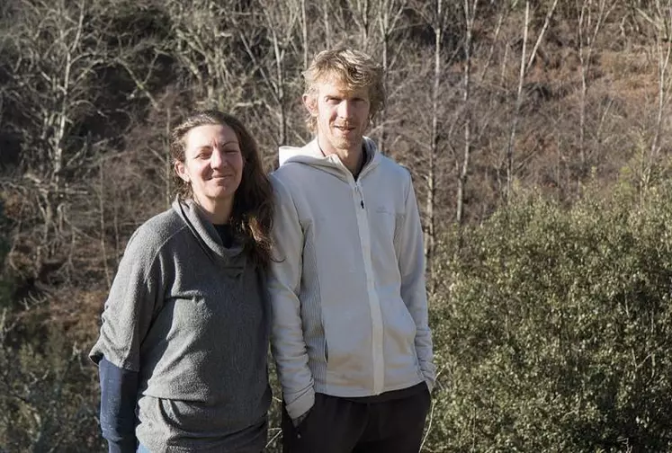 Tapie entre la RN 106 et le Gardon qui murmure en contrebas, la ferme des Vignals, à Saint-Privat-de-Vallongues, semble assoupie. C’est là que Jocelyn Brochard et Audrey Sicot ont décidé d’établir leur ferme apicole.