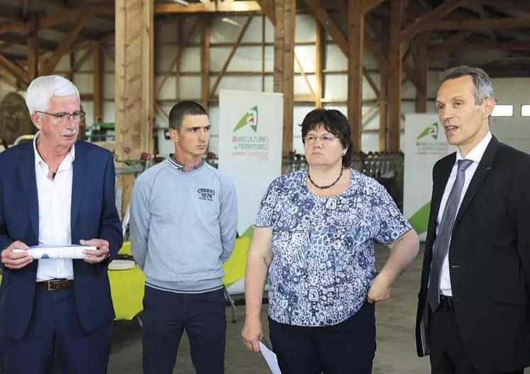 Vendredi 24 juin, le préfet de Lozère Philippe Castanet, à l’invitation de la chambre d’agriculture et en présence de la FDSEA et des JA, a visité le Gaec Cournut, établi aux Fons, pour parler sécheresse et prédation.